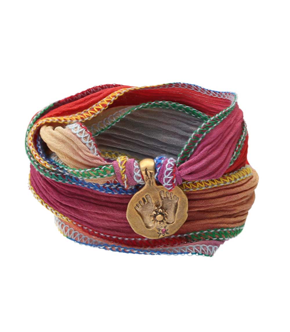 Bracelet en soie à nouer et charm Buddha Feet en bronze Catherine Michiels