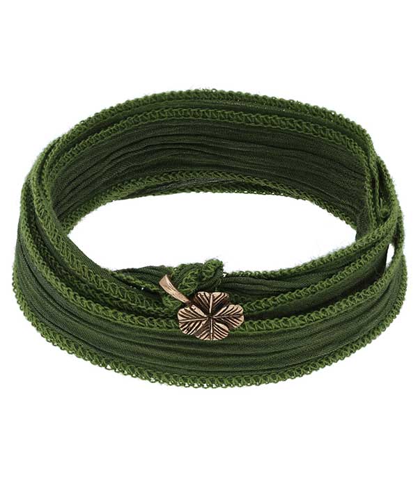 Bracelet lien en soie et charm Leaf Clover Catherine Michiels