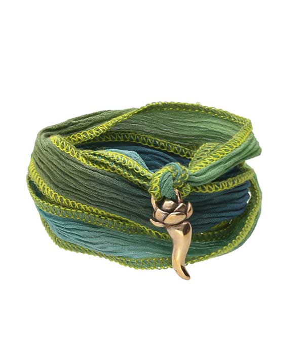 Bracelet en soie à nouer et charm Corne D'abondance en bronze Catherine Michiels