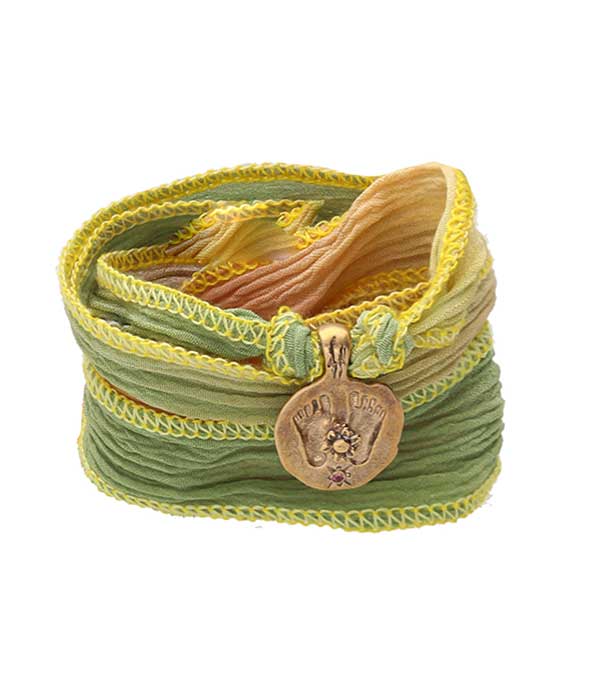Bracelet en soie à nouer et charm Buddha Feet en bronze Catherine Michiels