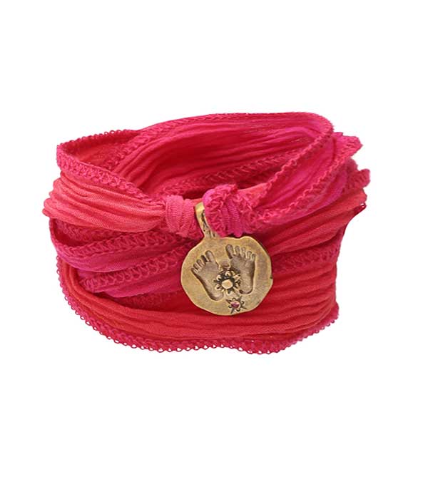 Bracelet lien en soie et charm Buddha Feet Catherine Michiels