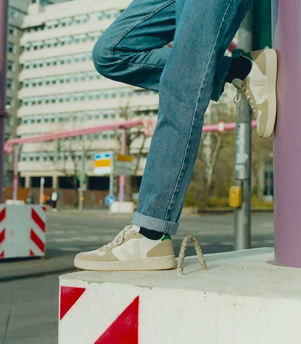 Baskets homme V-10 ChromeFree Leather White Sahara Emeraude Veja