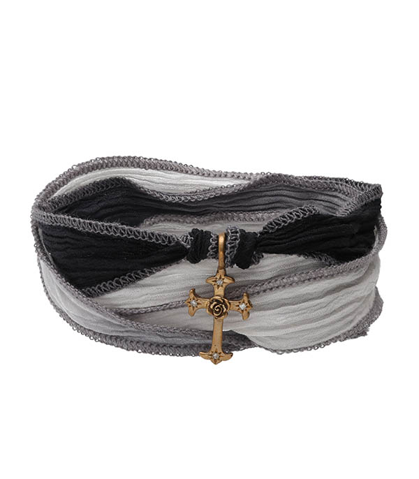 Bracelet en soie à nouer et charm Mariel Cross en bronze et diamant Catherine Michiels