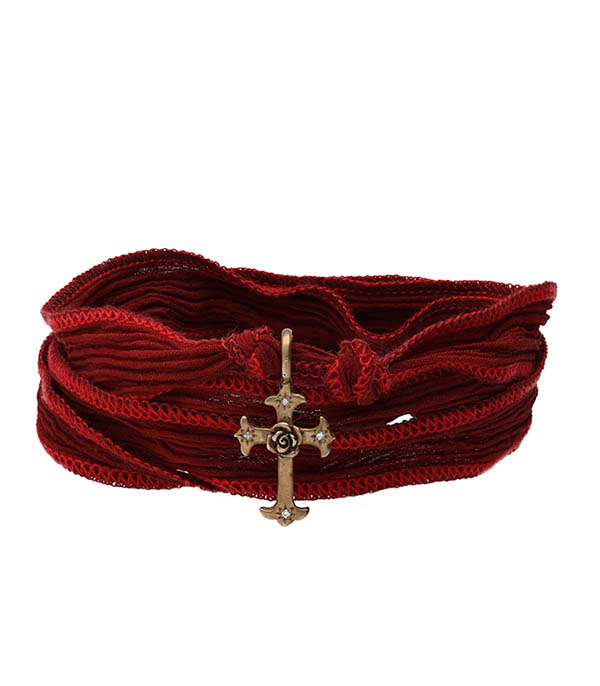Bracelet en soie à nouer et charm Mariel Cross en bronze et diamant Catherine Michiels