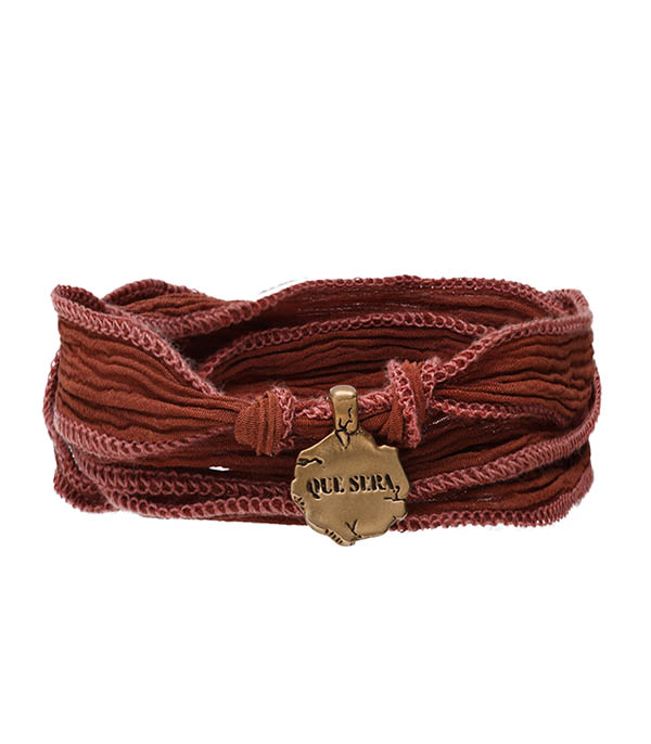 Bracelet en soie à nouer et charm Que Sera en bronze Catherine Michiels