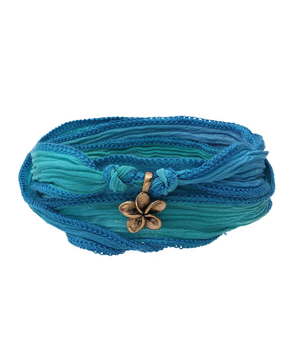 Bracelet en soie à nouer et charm Frangipani Flower en bronze Catherine Michiels