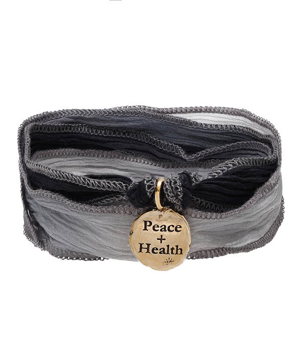 Bracelet en soie et Charm Peace & Health en bronze Catherine Michiels