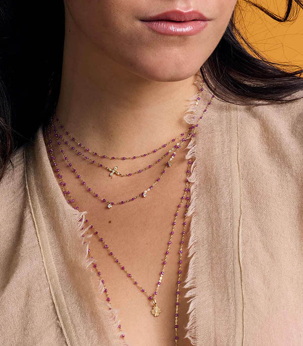 Collier or jaune et perles de résine 42 cm Gigi Clozeau Collier or jaune et perles de résine 42 cm Gigi Clozeau
