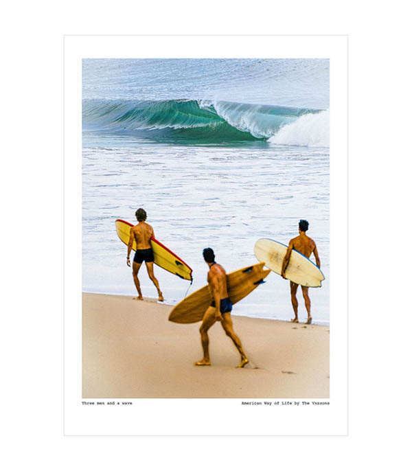 Affiche The Vision Awol 010 - Three men and a wave  30 x 40 cm Image Republic