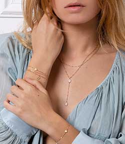 Tenue portée avec Bracelet Lucky or jaune, perles de résine et diamant trèfle