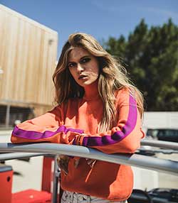 Tenue portée avec Pull Cuts Orange Violet