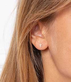 Tenue portée avec Boucle d'oreille stud mini croix or jaune et diamants