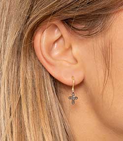 Tenue portée avec Boucles d'oreilles Cross D Diamants