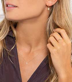 Tenue portée avec Charm Mini Feuille or jaune 18 carats