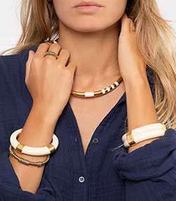 Tenue portée avec Bracelet Katt Ivoire Grand Modèle
