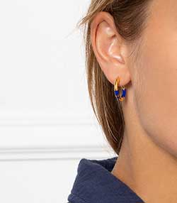 Tenue portée avec Mini Créoles Positano à rayures lapis