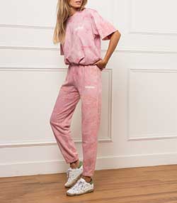 Tenue portée avec Pantalon de jogging Logo Rose Marble Camo