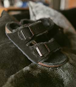 Tenue portée avec Sandales Shearling Arizona Mocca Étroite