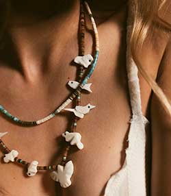 Tenue portée avec Collier Santo Domingo multicolore 45 cm