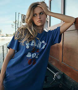 Tenue portée avec Tee-shirt Trucker Jane de Boy '68 Bleu Royal