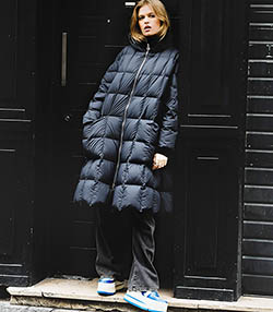 Tenue portée avec Doudoune longue à capuche Pyramide Soft Black