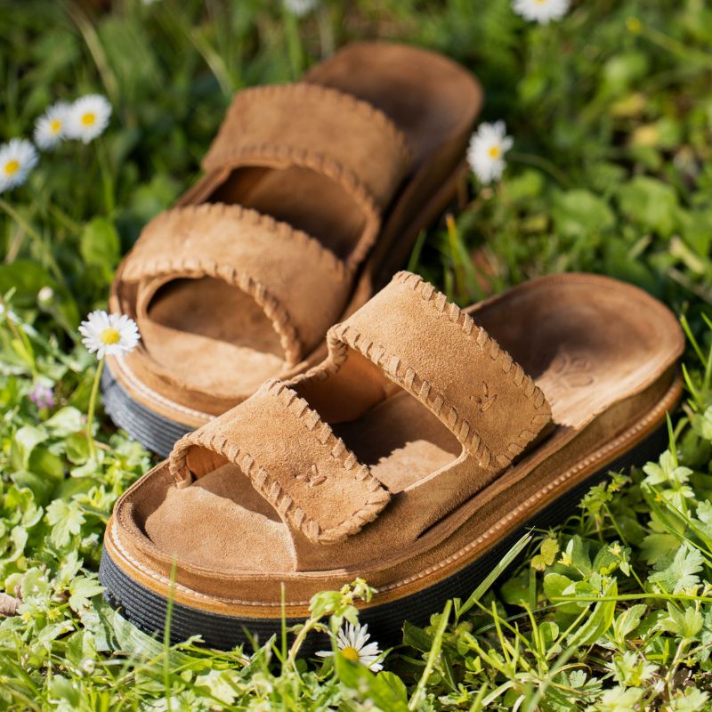 Open-toe brown suede sandals 