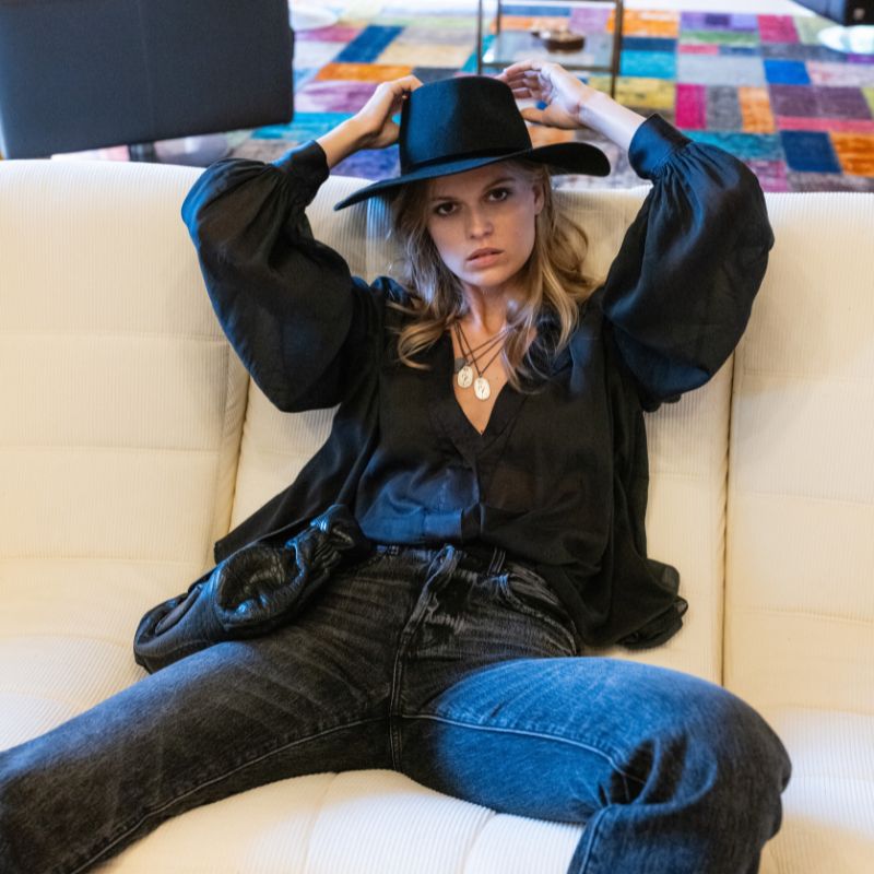 Jeans, blouse and black hat